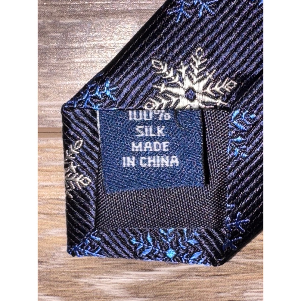 Paul Fredrick Snowflakes On Navy Blue Vintage 100% Silk Mens Tie - Picture 5 of 5